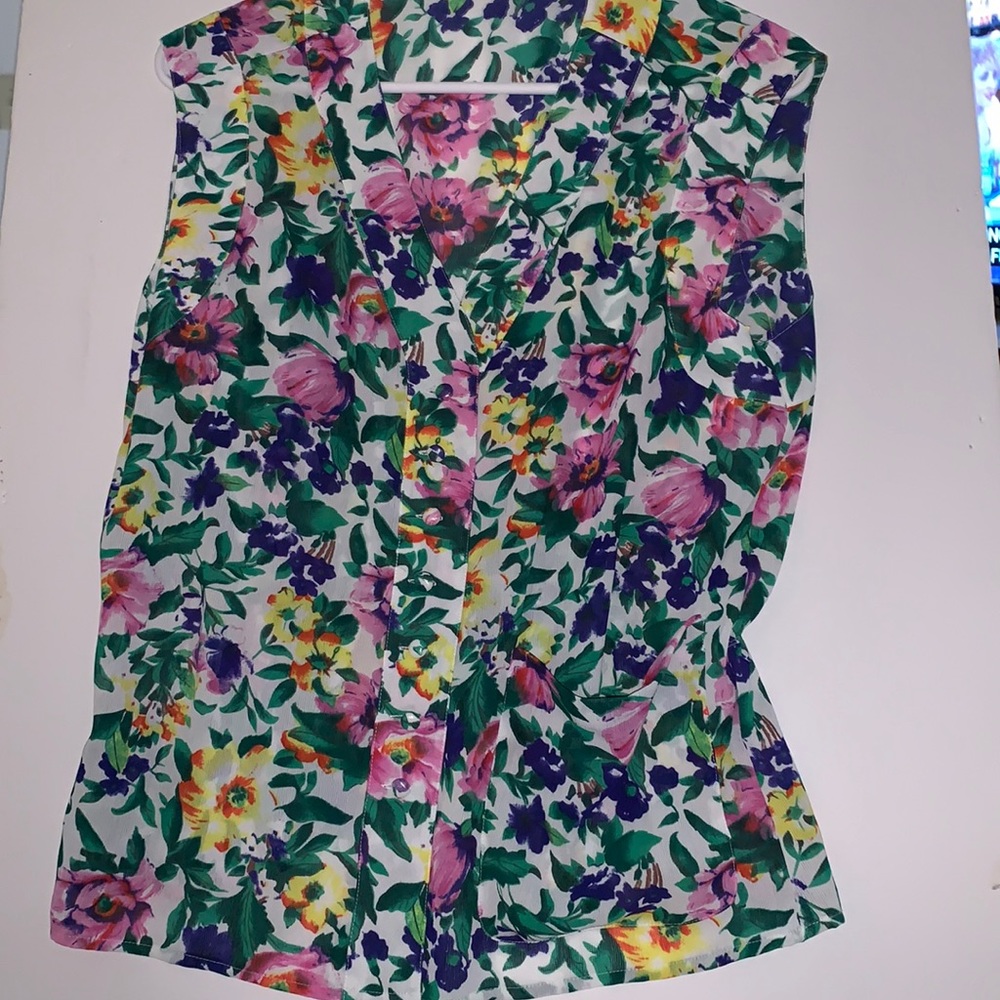 Victoria’s Secret Small sleeveless floral blouse buttons down front